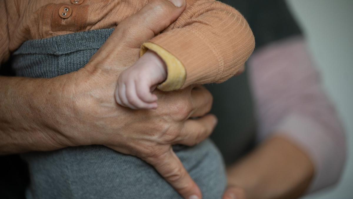 Junge Großeltern sind in Deutschland ein seltenes Phänomen, der Trend geht in eine andere Richtung. - Foto: Sebastian Gollnow/dpa