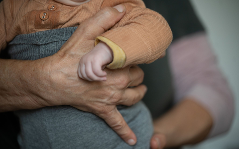 Junge Großeltern sind in Deutschland ein seltenes Phänomen, der Trend geht in eine andere Richtung. - Foto: Sebastian Gollnow/dpa