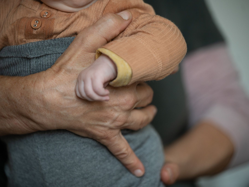 Junge Großeltern sind in Deutschland ein seltenes Phänomen, der Trend geht in eine andere Richtung. - Foto: Sebastian Gollnow/dpa