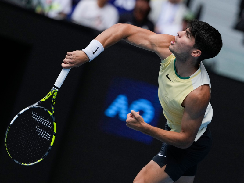 Steht bei den Australian Open im Achtelfinale: Carlos Alcaraz. - Foto: Andy Wong/AP