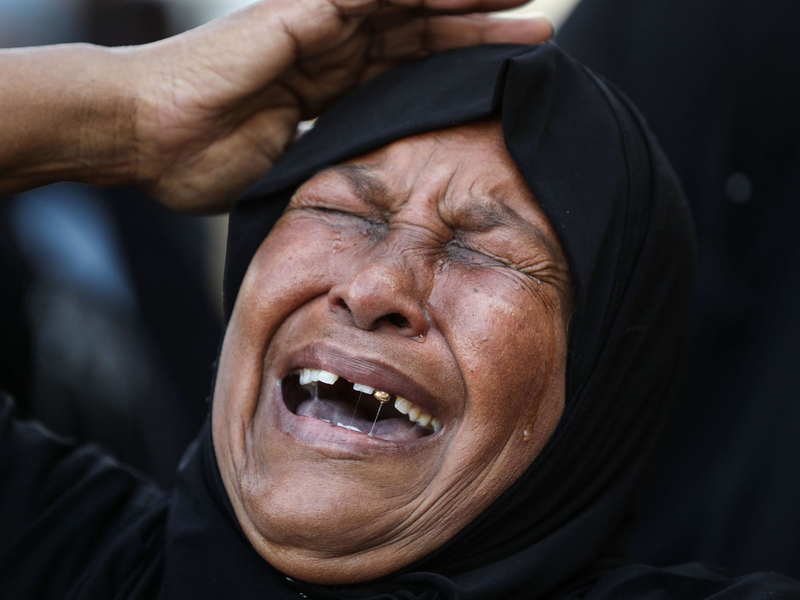 Angehörige trauern während der Beerdigung von Palästinensern. - Foto: Ayman Nobani/dpa