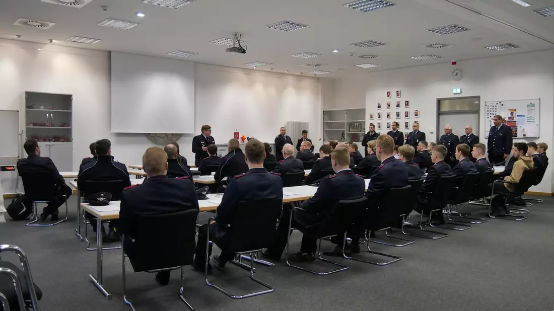 FW Celle: 32 neue Feuerwehrleute starten ihre Grundausbildung bei der Feuerwehr Celle - erstmalig erfolgt die Ausbildung nach der modularen Grundlagenausbildung des Landes Niedersachsen! - Bild: presseportal.de