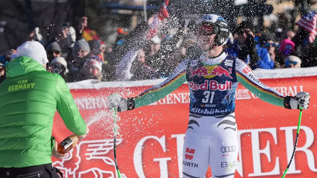 Thomas Dreßen wird in Kitzbühel nach seiner letzten Abfahrt im Ziel gefeiert. - Bild: Giovanni Auletta/AP/dpa