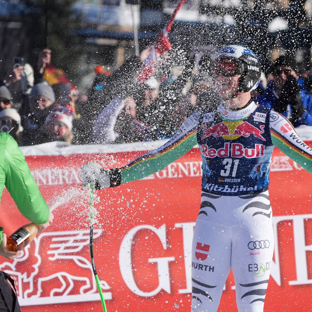 Thomas Dreßen wird in Kitzbühel nach seiner letzten Abfahrt im Ziel gefeiert. - Foto: Giovanni Auletta/AP/dpa