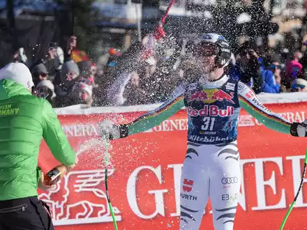 Thomas Dreßen wird in Kitzbühel nach seiner letzten Abfahrt im Ziel gefeiert. - Foto: Giovanni Auletta/AP/dpa