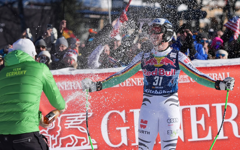 Thomas Dreßen wird in Kitzbühel nach seiner letzten Abfahrt im Ziel gefeiert. - Foto: Giovanni Auletta/AP/dpa