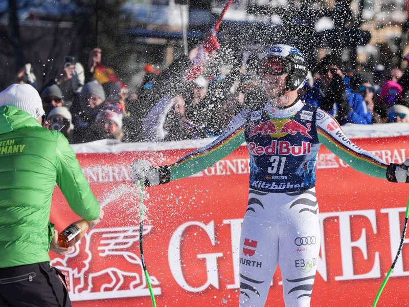 Thomas Dreßen wird in Kitzbühel nach seiner letzten Abfahrt im Ziel gefeiert. - Foto: Giovanni Auletta/AP/dpa