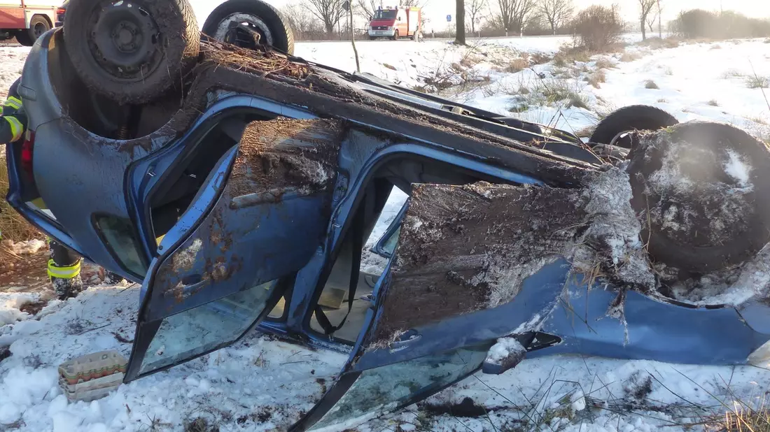 POL-CUX: Geestland / OT Bad Bederkesa -Pkw überschlägt sich auf winterglatter Fahrbahn- - Bild: presseportal.de