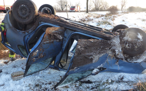 POL-CUX: Geestland / OT Bad Bederkesa -Pkw überschlägt sich auf winterglatter Fahrbahn- - Foto: presseportal.de