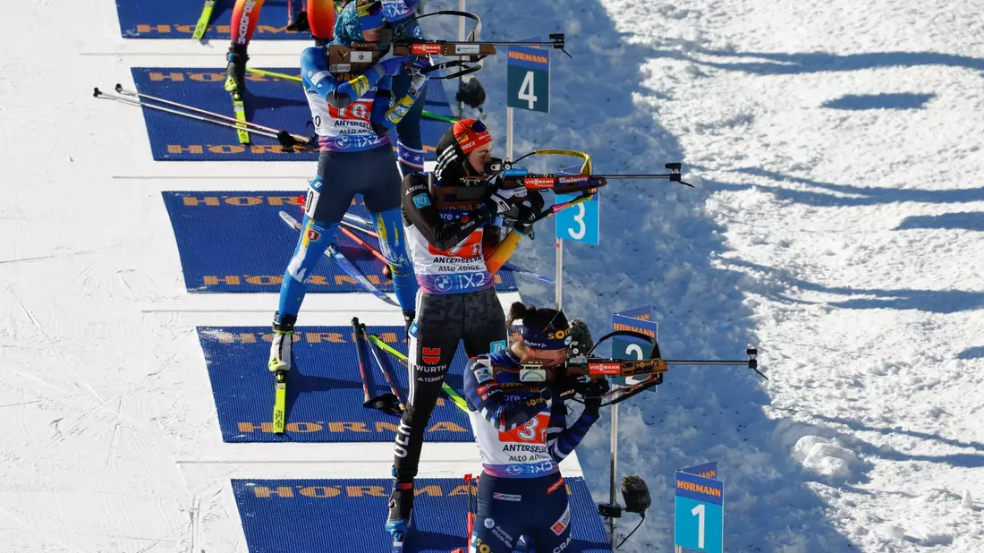 Vanessa Voigt und Justus Strelow haben das Single-Mixed-Rennen beim Weltcup in Antholz gewonnen. - Bild: Alessandro Trovati/AP/dpa