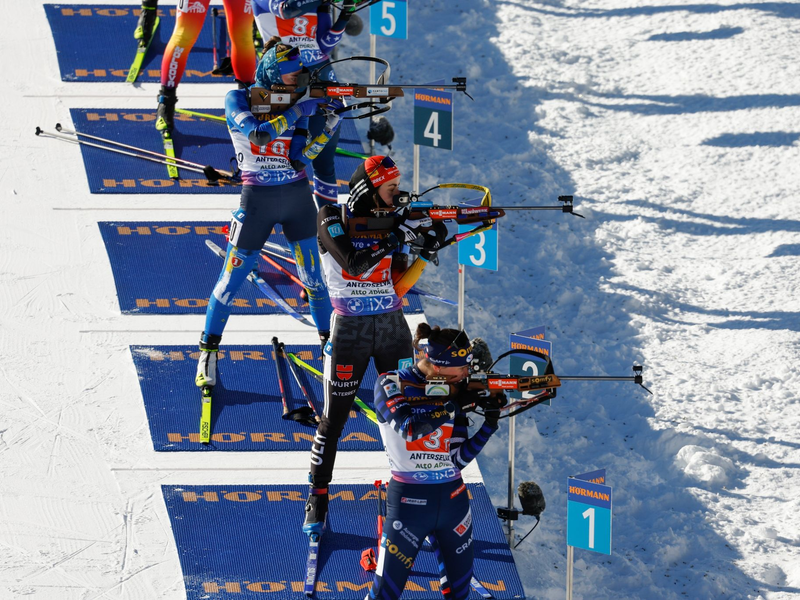 Vanessa Voigt und Justus Strelow haben das Single-Mixed-Rennen beim Weltcup in Antholz gewonnen. - Foto: Alessandro Trovati/AP/dpa