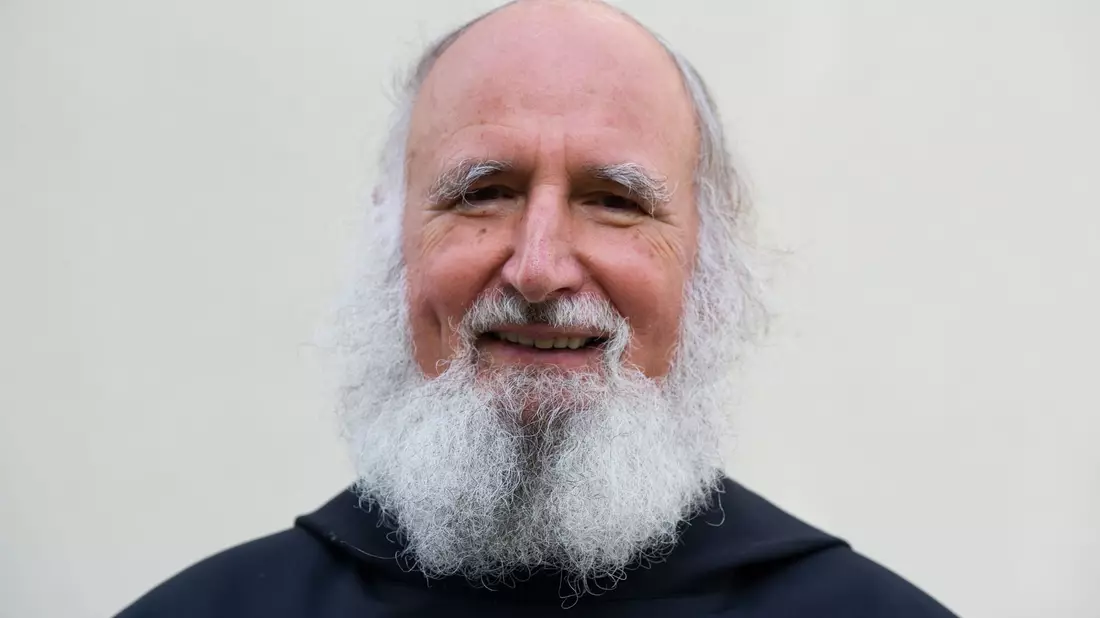 «Viele Menschen haben Angst, etwas zu verlieren. Die Unsicherheit ist sehr groß», sagt Pater Anselm Grün. - Bild: Inga Kjer/dpa