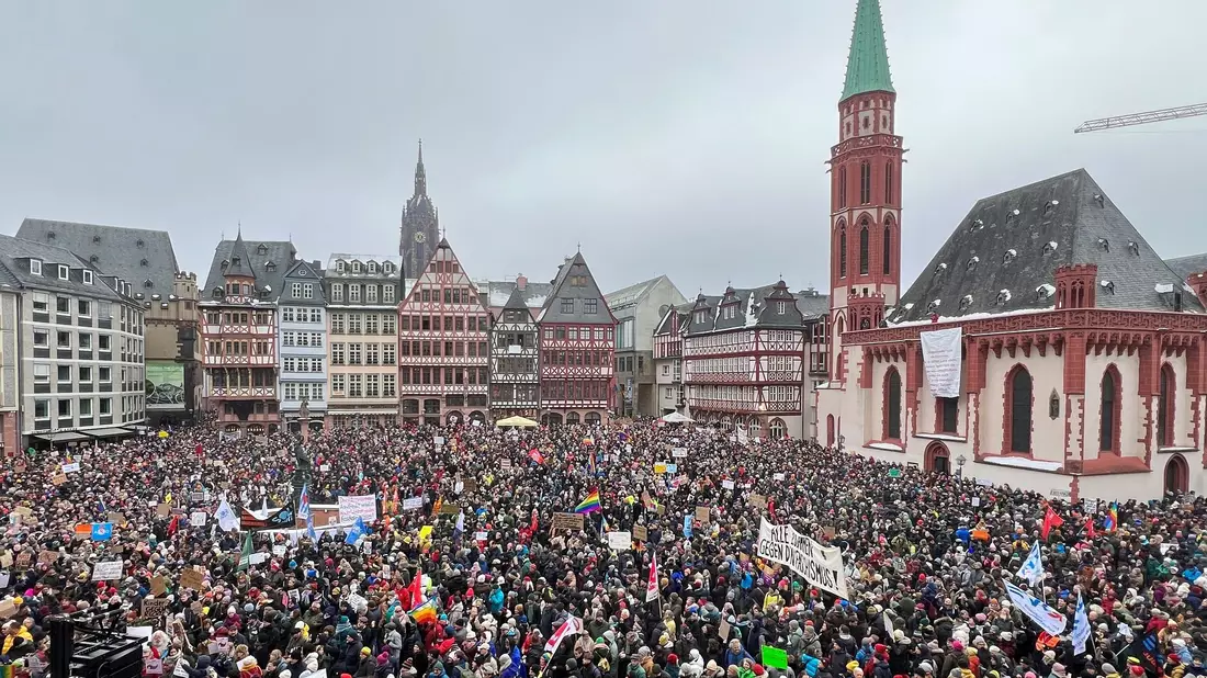 Zahlreiche Menschen haben sich  unter dem Motto «Demokratie verteidigen» auf dem Frankfurter Römer versammelt. - Bild: Boris Roessler/dpa