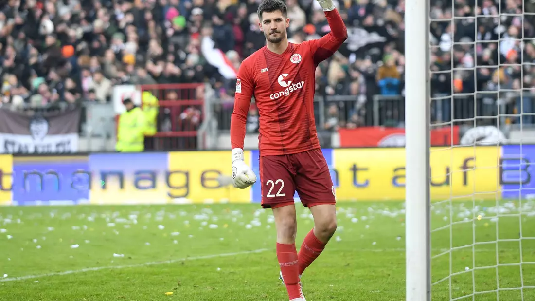 St. Paulis Torwart Nikola Vasilj feiert den Sieg gegen den 1. FC Kaiserslautern. - Bild: Michael Schwartz/dpa