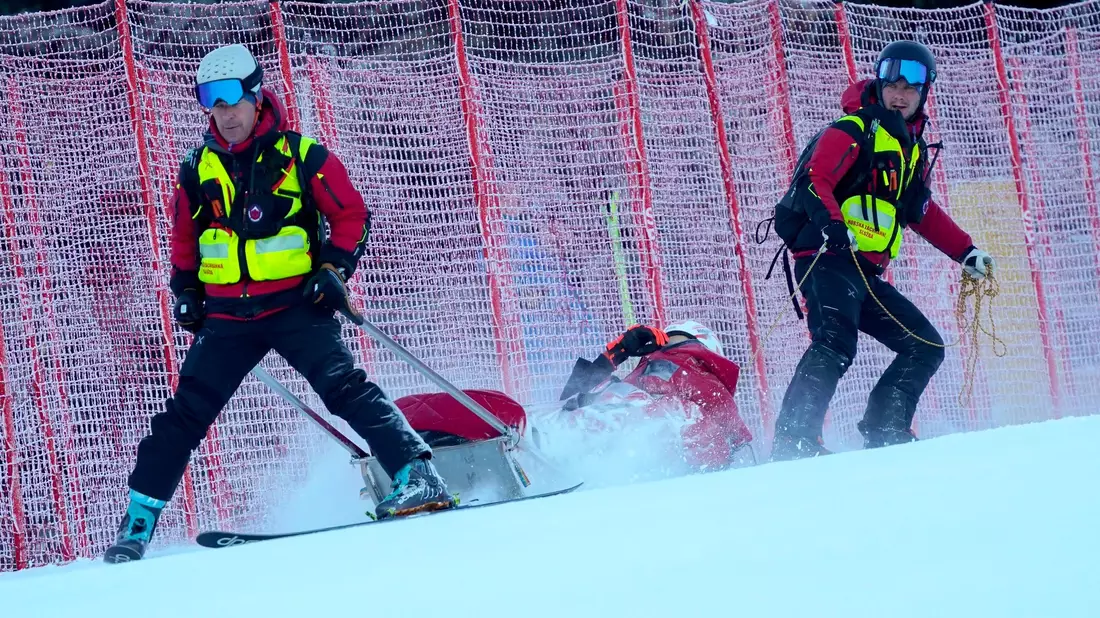 Petra Vlhova wird nach ihrem Sturz mit einem Schlitten von Rettungshelfern ins Tal gebracht. - Bild: Pier Marco Tacca/AP/dpa