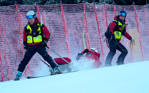 Petra Vlhova wird nach ihrem Sturz mit einem Schlitten von Rettungshelfern ins Tal gebracht. - Foto: Pier Marco Tacca/AP/dpa Petra Vlhova wird nach ihrem Sturz mit einem Schlitten von Rettungshelfern ins Tal gebracht. - Foto: Pier Marco Tacca/AP/dpa