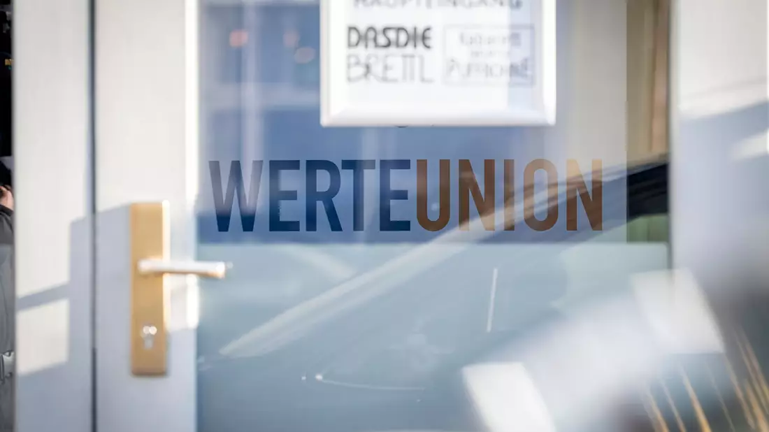Der Veranstaltungsort in Erfurt, an dem sich einige Hundert Mitglieder der Werteunion eingefunden haben. - Bild: Jacob Schröter/dpa