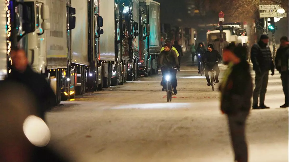 Demo von Lkw-Fahrern und Bauern am 18.01.2024 - Bild: über dts Nachrichtenagentur