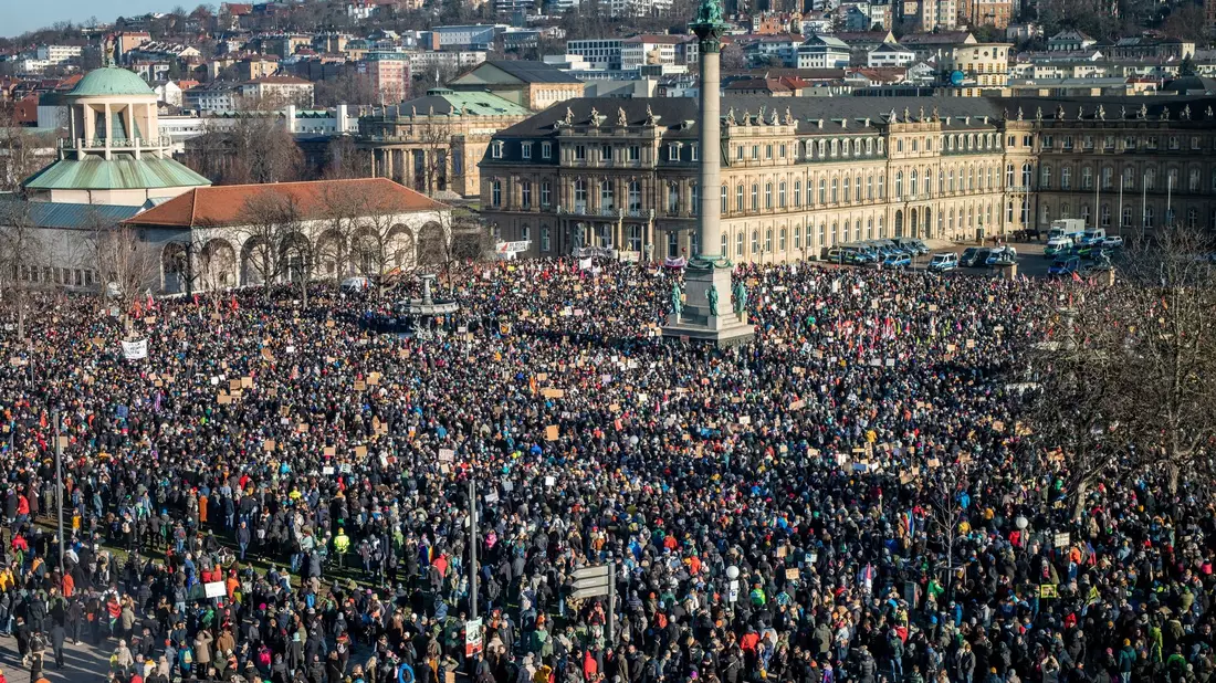 Einheiten der Polizei stoßen während der Revolutionären 1. Mai Demo in der Stuttgarter Innenstadt mit Demonstrationsteilnehmern zusammen. Dabei wurde auch Pfefferspray angewendet. - Bild: Christoph Schmidt/dpa
