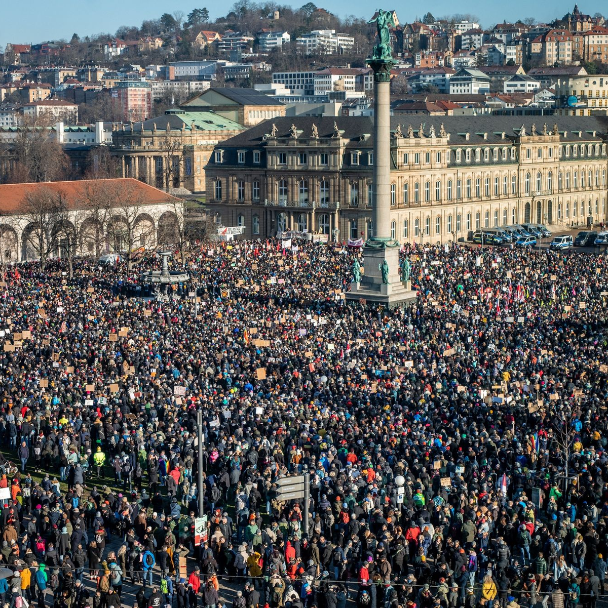 Einheiten der Polizei stoßen während der Revolutionären 1. Mai Demo in der Stuttgarter Innenstadt mit Demonstrationsteilnehmern zusammen. Dabei wurde auch Pfefferspray angewendet. - Foto: Christoph Schmidt/dpa