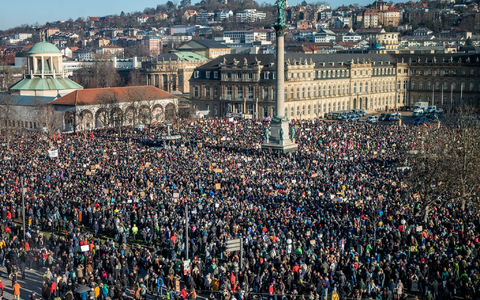 Einheiten der Polizei stoßen während der Revolutionären 1. Mai Demo in der Stuttgarter Innenstadt mit Demonstrationsteilnehmern zusammen. Dabei wurde auch Pfefferspray angewendet. - Foto: Christoph Schmidt/dpa