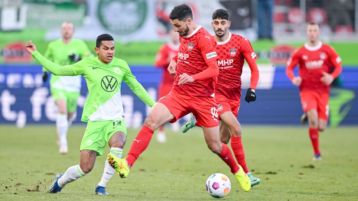 Wolfsburgs Rogerio (l) im Zweikampf mit Heidenheims Tim Kleindienst. - Foto: Harry Langer/dpa
