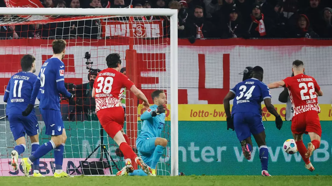 Roland Sallai (r) schoss Freiburg gegen Hoffenheim spät zum Sieg. - Bild: Philipp von Ditfurth/dpa