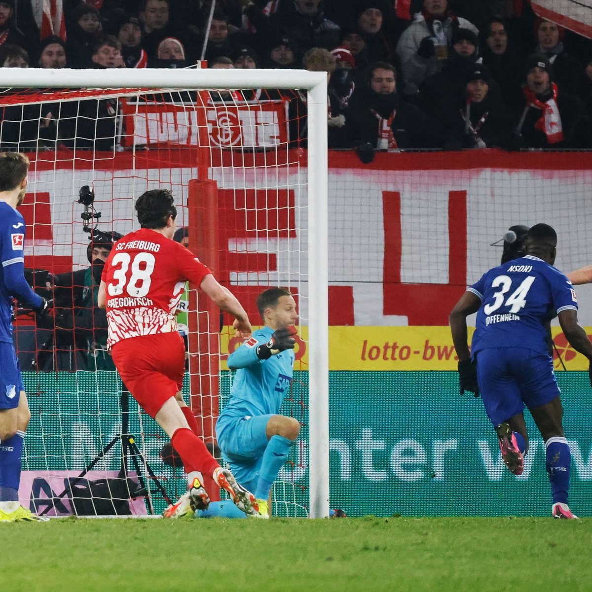 Roland Sallai (r) schoss Freiburg gegen Hoffenheim spät zum Sieg. - Foto: Philipp von Ditfurth/dpa