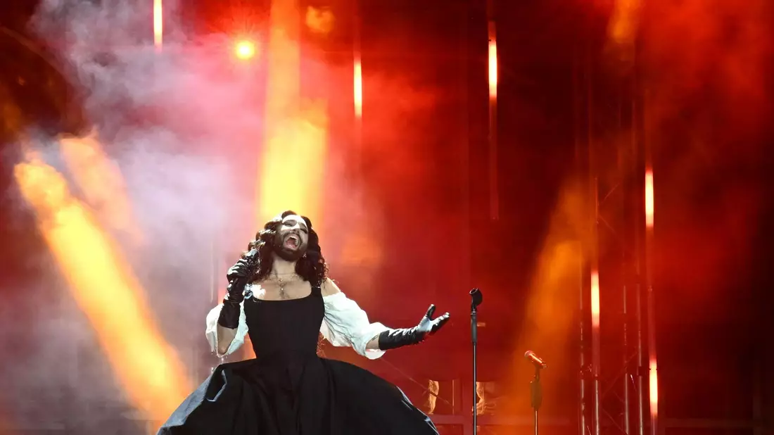 Tom Neuwirth alias Conchita Wurst steht auf der Bühne in Dad Ischl. - Bild: Helmut Fohringer/APA/dpa