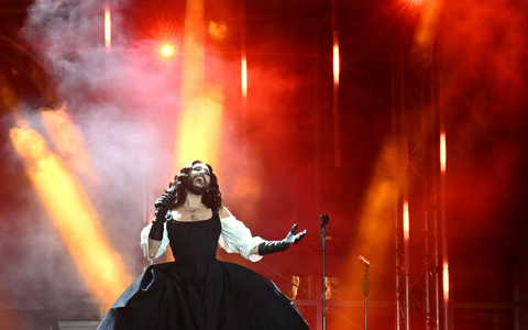 Tom Neuwirth alias Conchita Wurst steht auf der Bühne in Dad Ischl. - Foto: Helmut Fohringer/APA/dpa