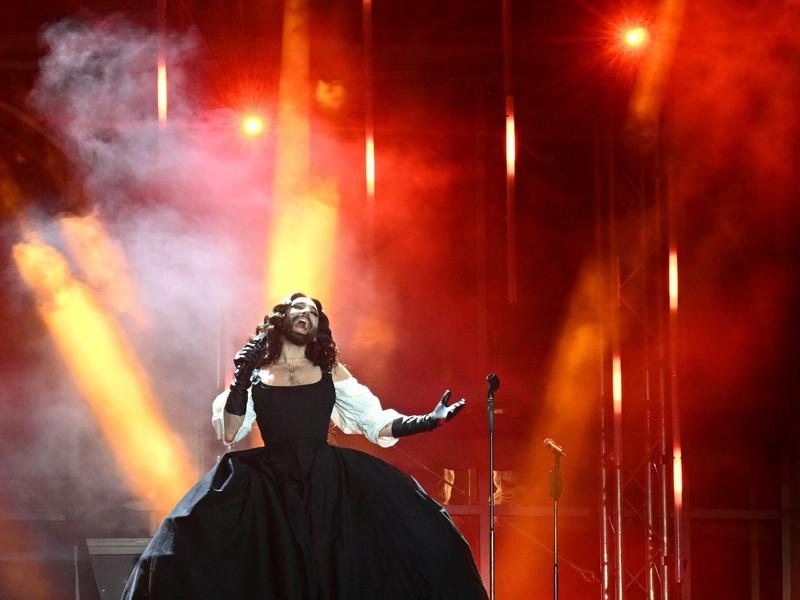 Tom Neuwirth alias Conchita Wurst steht auf der Bühne in Dad Ischl. - Foto: Helmut Fohringer/APA/dpa