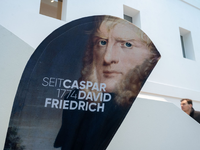 Ein Aufsteller mit einem Porträtbild von Caspar David Friedrich steht im Greifswalder Landesmuseum. - Foto: Stefan Sauer/dpa