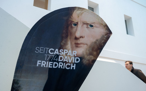Ein Aufsteller mit einem Porträtbild von Caspar David Friedrich steht im Greifswalder Landesmuseum. - Foto: Stefan Sauer/dpa Ein Aufsteller mit einem Porträtbild von Caspar David Friedrich steht im Greifswalder Landesmuseum. - Foto: Stefan Sauer/dpa
