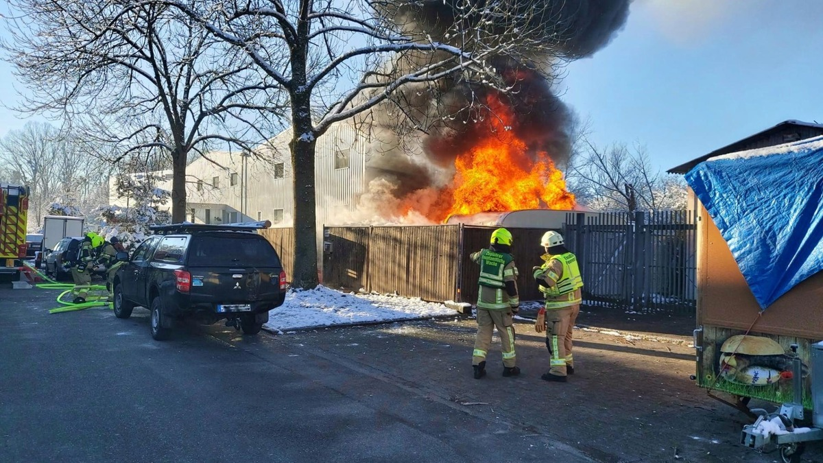 FW Konstanz: Wohnwagen brennen an Lagerhalle - Foto: presseportal.de
