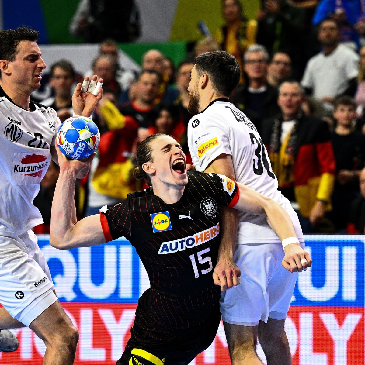 Juri Knorr (M) und die DHB-Auswahl trennten sich von Österreich Remis. - Foto: Tom Weller/dpa