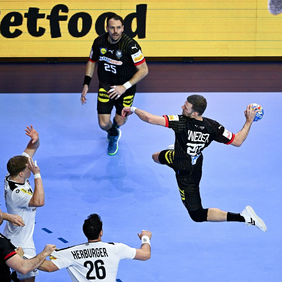 Philipp Weber (r) rückte für Regisseur Juri Knorr in die Startformation. - Foto: Tom Weller/dpa