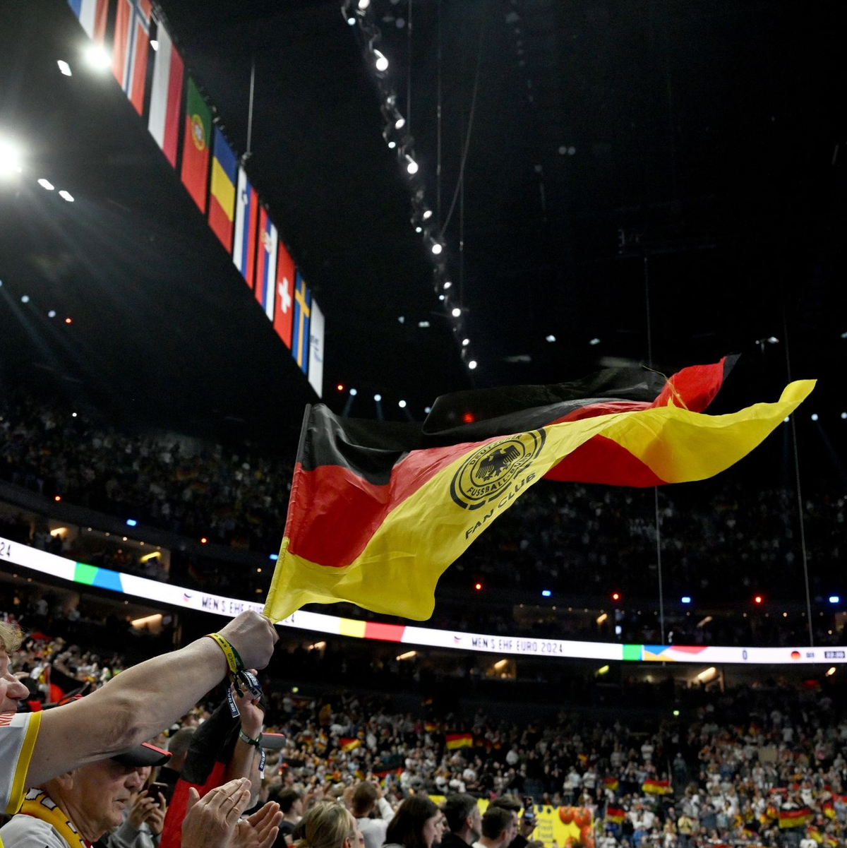 Knapp 20.000 Zuschauer sorgten in der ausverkauften Lanxess Arena für Stimmung. - Foto: Federico Gambarini/dpa