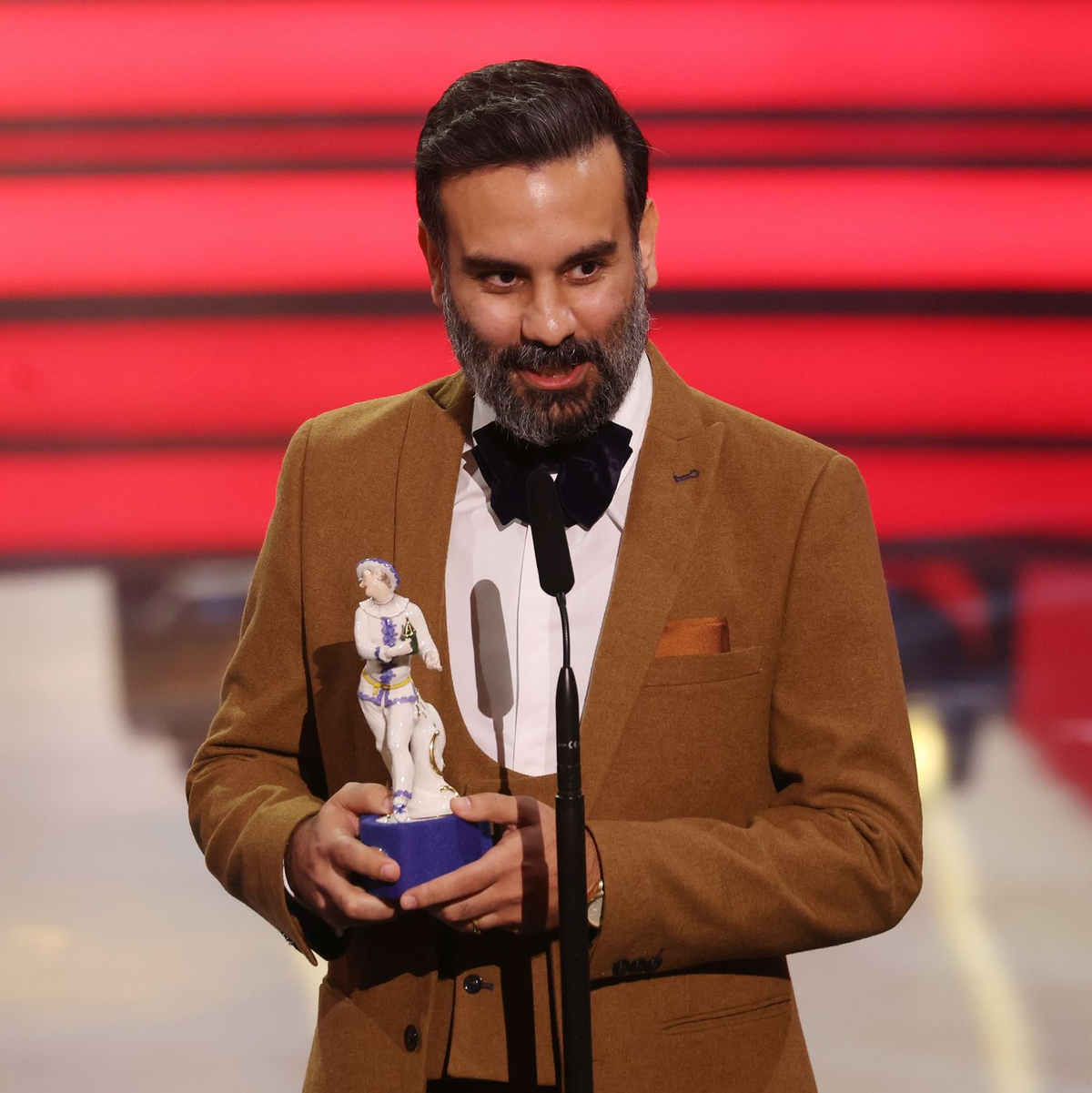 Alireza Golafshan bekommt den Preis für die Regie von «Alles Fifty Fifty» und bedankt sich auf der Bühne. - Foto: Karl-Josef Hildenbrand/dpa