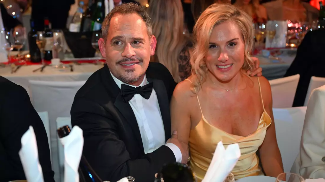 Moritz Bleibtreu und seine Frau Saskia de Tschaschell beim Deutschen Filmball in München. - Bild: Felix Hörhager/dpa
