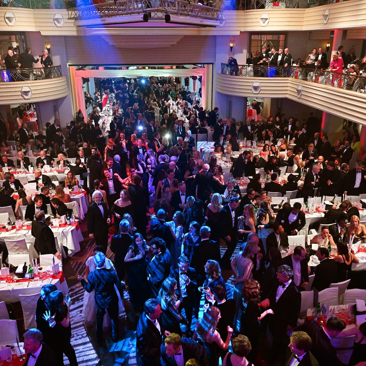 Ankunft auf dem roten Teppich. - Foto: Felix Hörhager/dpa