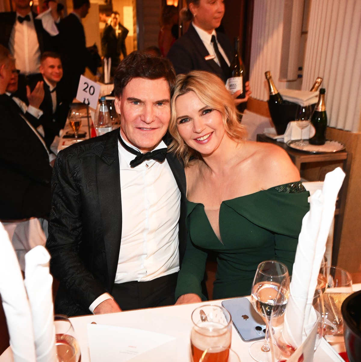 Auch unter den Gästen: Carsten Maschmeyer und Veronica Ferres. - Foto: Felix Hörhager/dpa