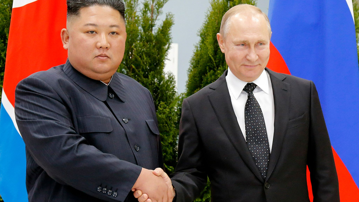 Russlands Präsident Wladimir Putin (r) und Nordkoreas Machthaber Kim Jong Un haben sich bereits im vergangenen Jahr getroffen. - Foto: Alexander Zemlianichenko/AP Pool/dpa