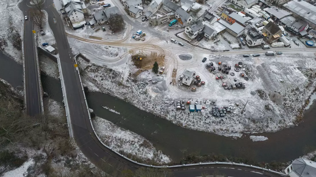 Die Ruine eines bei der Flutkatastrophe im Sommer 2021 zerstörten Hauses in Mayschoß. - Bild: Boris Roessler/dpa