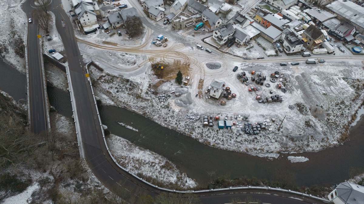 Die Ruine eines bei der Flutkatastrophe im Sommer 2021 zerstörten Hauses in Mayschoß. - Foto: Boris Roessler/dpa