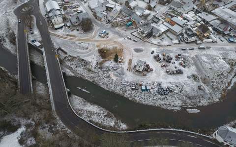 Getrockneter Schlamm im ehemaligen Badezimmer eines bei der Flut im Jahr 2021 zerstörten Hauses im Ahrtal zeugt noch immer von der Wucht der Wassermassen. - Foto: Boris Roessler/dpa