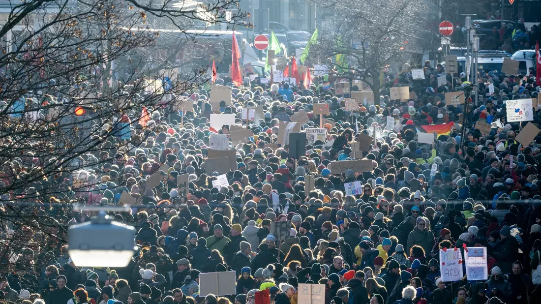 Mit den Demonstrationen wollen die Teilnehmer ein Zeichen des Widerstands gegen rechtsextreme Umtriebe setzen. - Bild: Pia Bayer/dpa