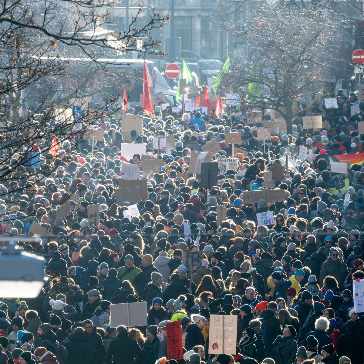 Mit den Demonstrationen wollen die Teilnehmer ein Zeichen des Widerstands gegen rechtsextreme Umtriebe setzen. - Foto: Pia Bayer/dpa