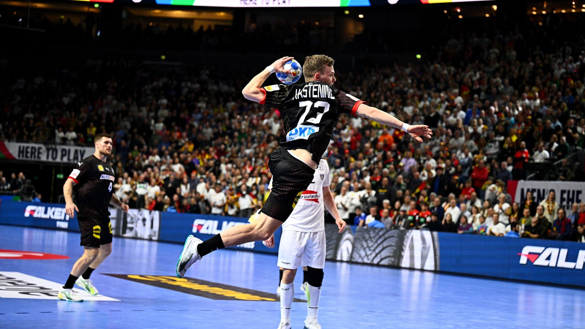 Timo Kastening wirft auf das Tor der Österreicher. - Foto: Tom Weller/dpa