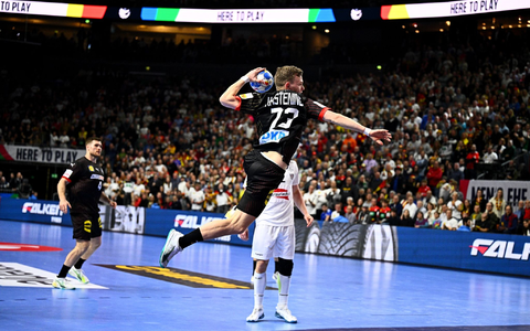 Timo Kastening wirft auf das Tor der Österreicher. - Foto: Tom Weller/dpa