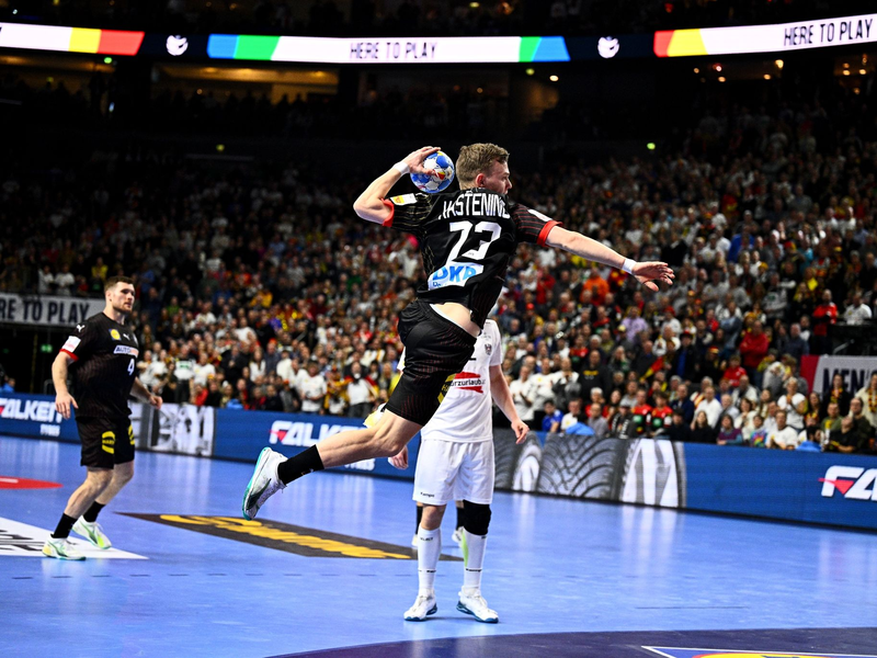 Timo Kastening wirft auf das Tor der Österreicher. - Foto: Tom Weller/dpa